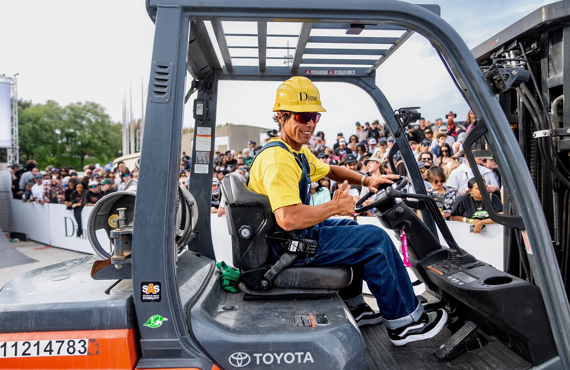 Кейси Макдоналд на погрузчике во время контеста