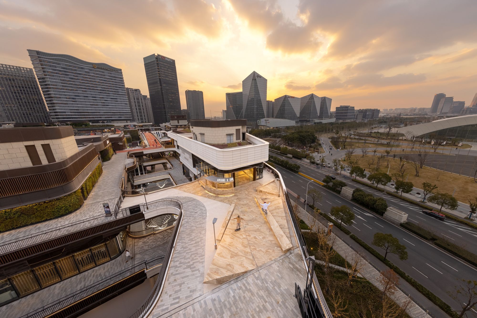 Скейтшоп с мраморным скейт-парком AVENUE & SON в Шанхае