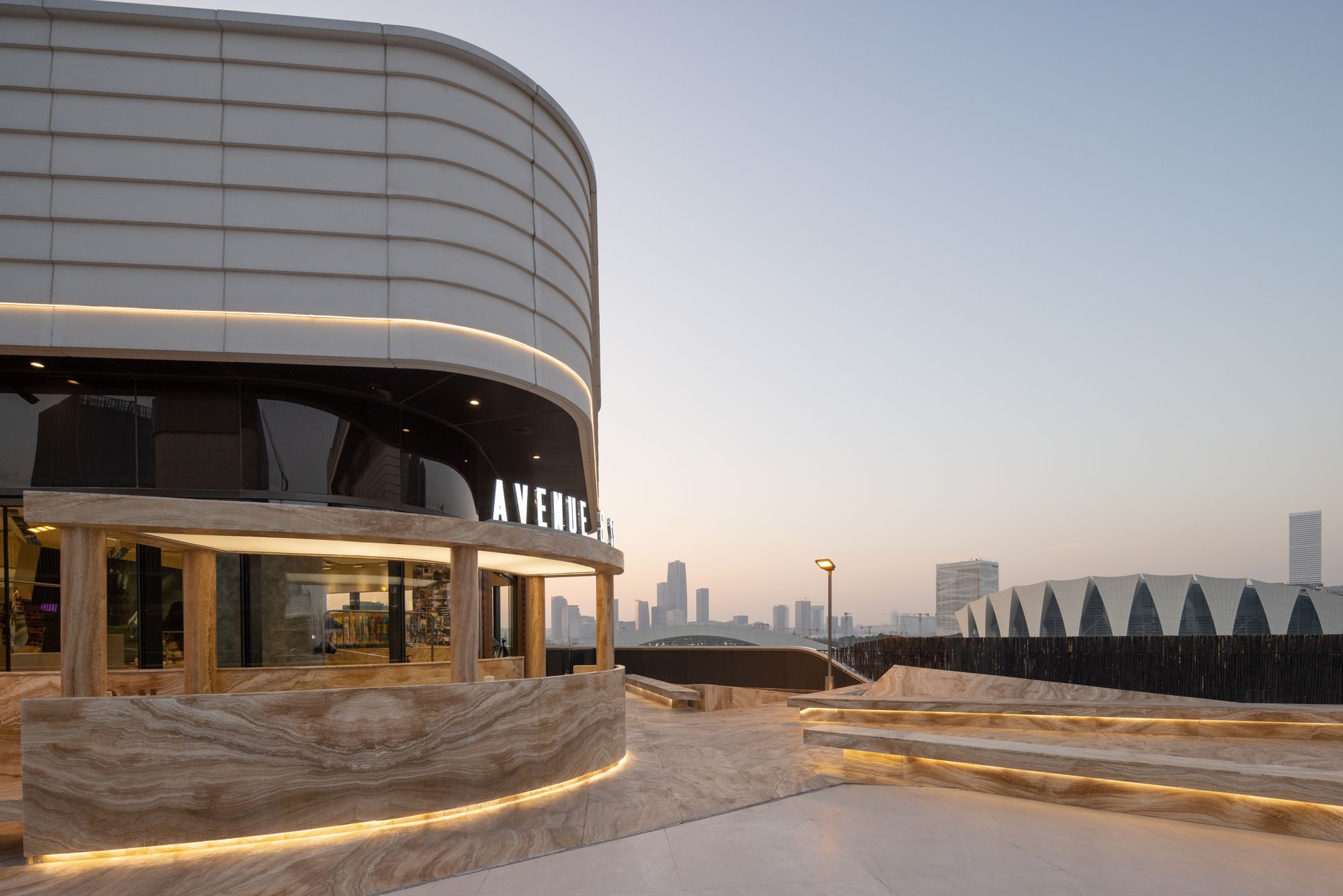 Вид на скейтшоп AVENUE & SON и Oriental Sports Center («The Crown of the Sea»)