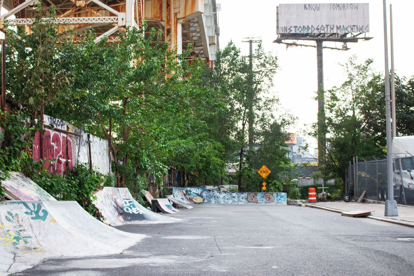 Mosquito Beach – DIY-спот, заполненный квотерпайпами, построенный Пэтом Смитом и многими другими райдерами. Спот спрятан под скоростной автомагистралью Лонг-Айленда. Фото: Daniel Karel