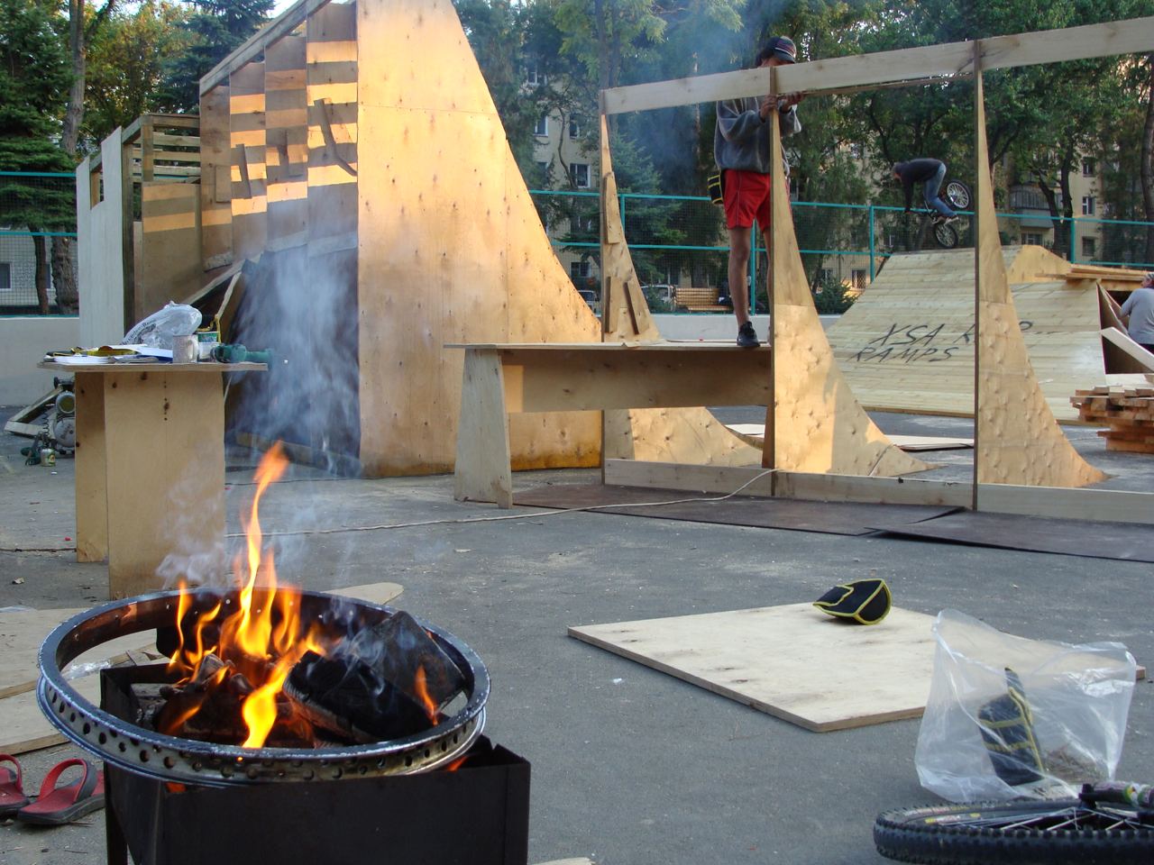 Архивное фото стройки скейт-парка XSA