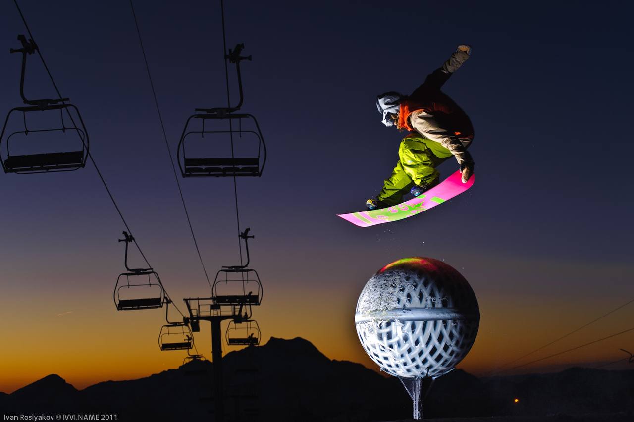 Райдер Тони Тихонов делает трюк на сноуборде XSA