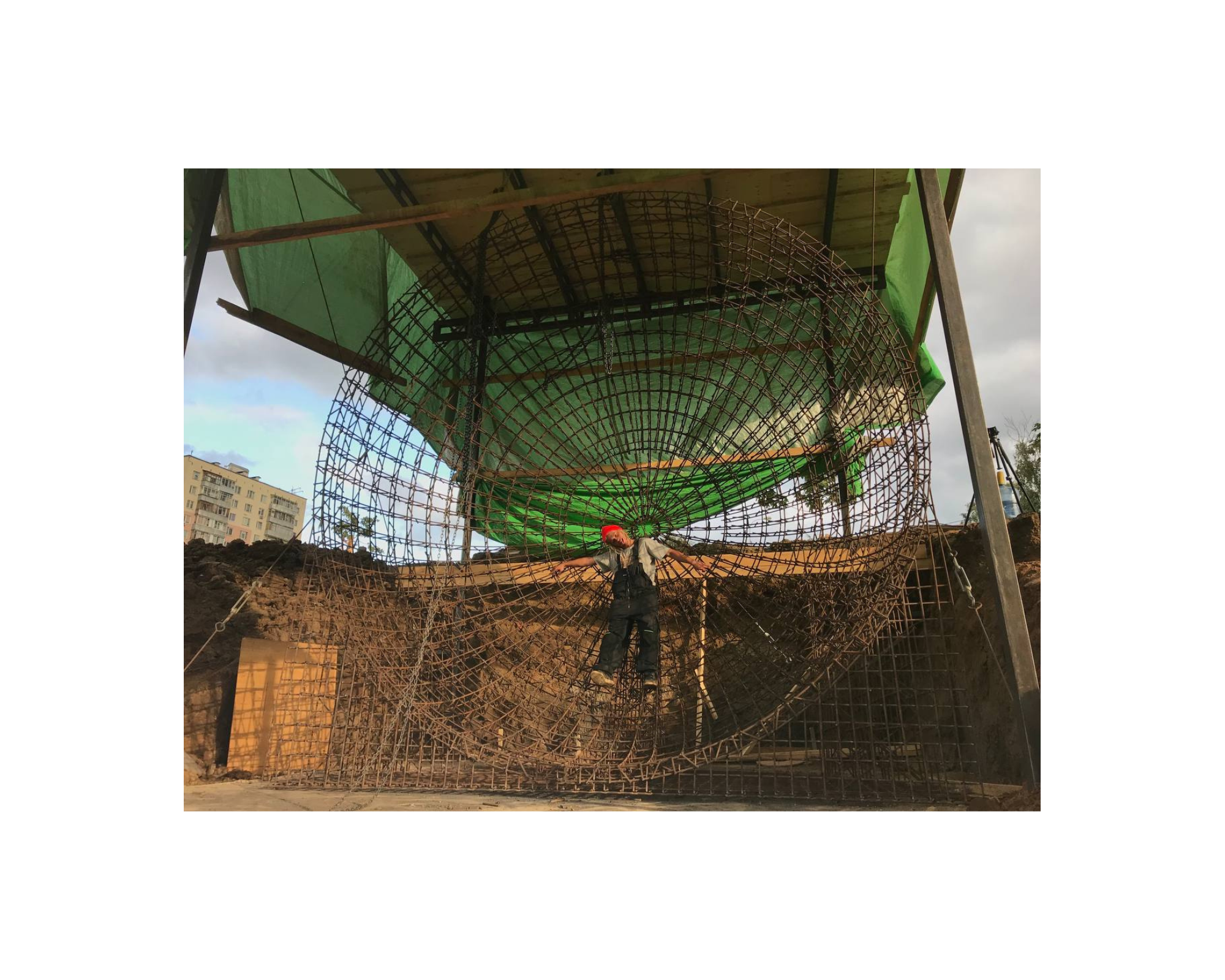 Тони на стройке