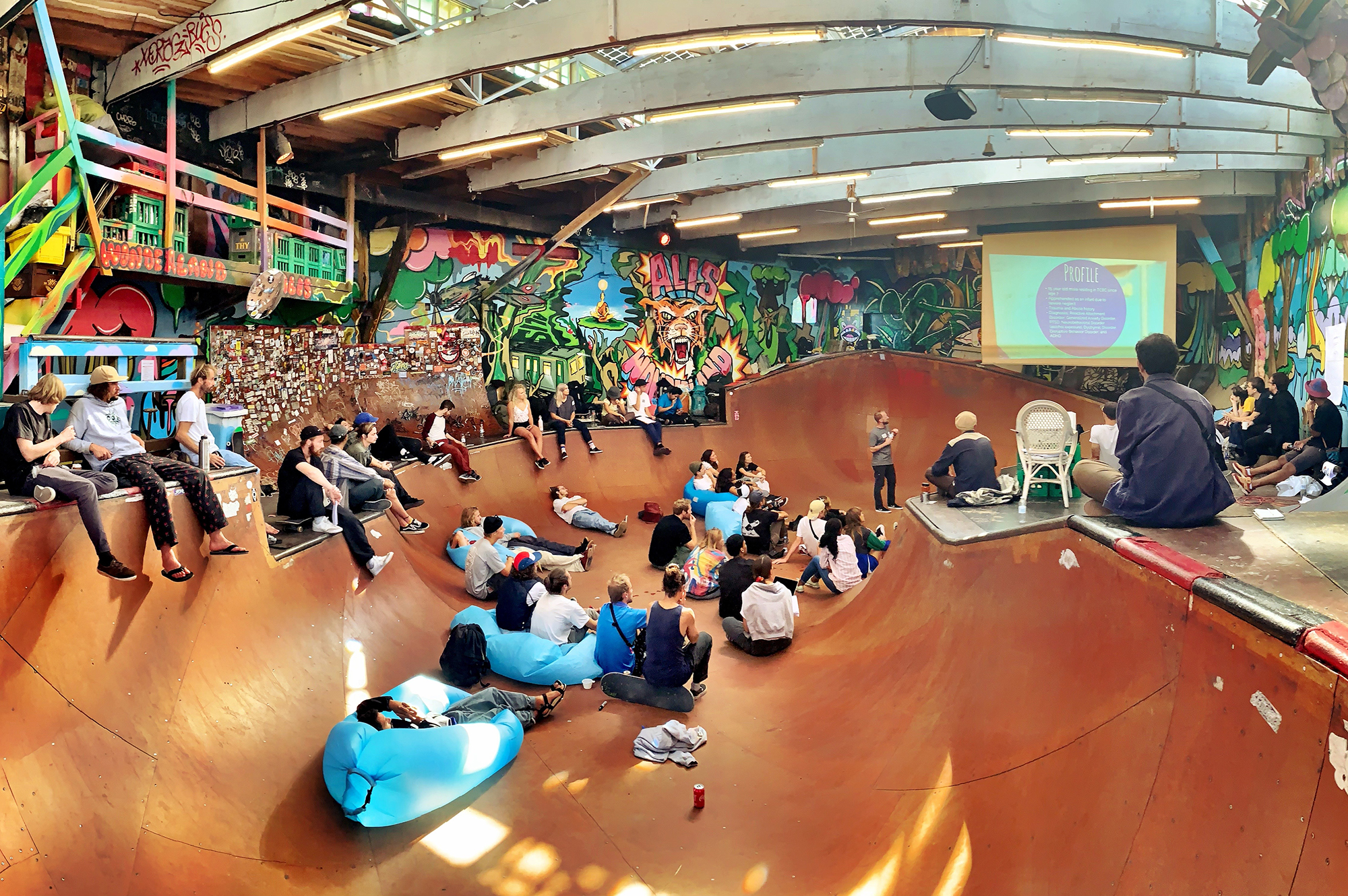 Дети в крытом скейт-парке на занятиях