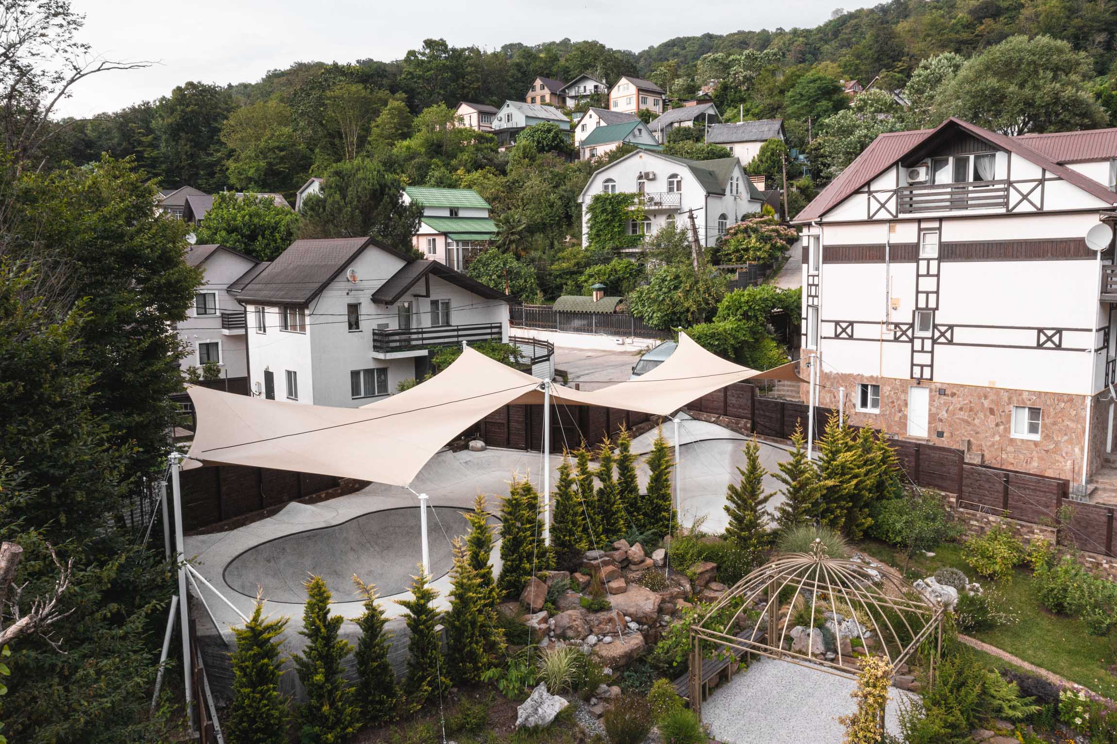 Вид сверху на частный бетонный скейт-парк XSA в Мацесте