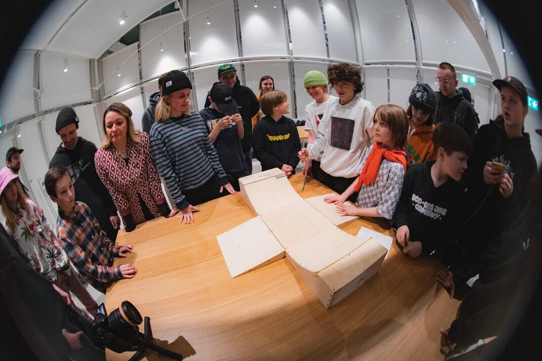 Главным итогом 1-го дня встречи стало то, что ребята своими руками собрали из деталей фанеры свой первый фингер-парк и задизайнили его! А мы им в этом помогли