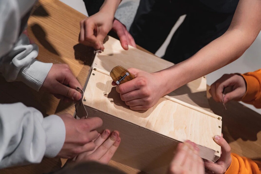 Главным итогом 1-го дня встречи стало то, что ребята своими руками собрали из деталей фанеры свой первый фингер-парк